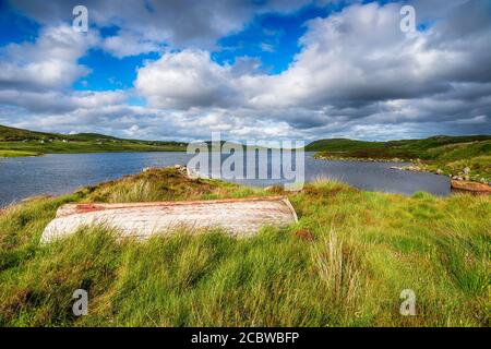 Un bateau retourné sur les rives du Loch Erisort près Balallan sur l'île de Lewis dans les îles occidentales De l'Ecosse Banque D'Images