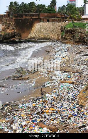 Ordures, sacs en plastique et bouteilles couvrant une plage de la ville de Saint-Domingue, la capitale de la République dominicaine. Banque D'Images