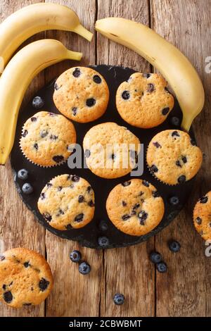 muffins aux bananes myrtilles en gros plan sur un tableau en ardoise sur la table. vue verticale du dessus Banque D'Images