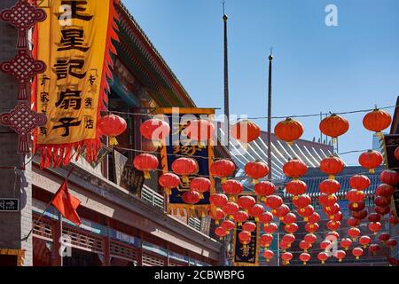 Tianjin / Chine - 14 février 2016 : lanternes rouges décorant les rues de la vieille ville de Tianjin, en Chine, pendant le nouvel an chinois Banque D'Images