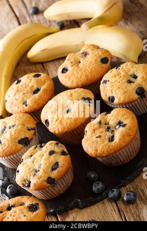 muffins aux bananes myrtilles en gros plan sur un tableau d'ardoise sur la table. vertical Banque D'Images