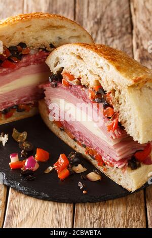 Le Muffaletta Sandwich est un délicieux sandwich de la Nouvelle-Orléans rempli de salade d'olives, de fromage et d'une variété de viandes, le tout sur un pain italien proche-u Banque D'Images