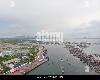 Lingshui. 16 août 2020. La photo aérienne prise le 16 août 2020 montre des bateaux de pêche naviguant sur la mer alors que le moratoire de pêche d'été s'est terminé dans le canton de Xincun, dans la province de Hainan, au sud de la Chine. Credit: Zhang Liyun/Xinhua/Alay Live News Banque D'Images