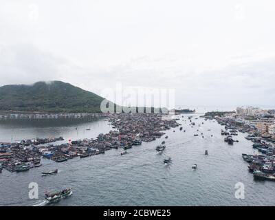 Lingshui. 16 août 2020. La photo aérienne prise le 16 août 2020 montre des bateaux de pêche naviguant sur la mer alors que le moratoire de pêche d'été s'est terminé dans le canton de Xincun, dans la province de Hainan, au sud de la Chine. Credit: Zhang Liyun/Xinhua/Alay Live News Banque D'Images