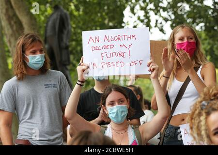 Les gens prennent part à une manifestation pacifique sur la place du Parlement, à Londres, en réponse à la baisse des résultats DE NIVEAU A. Banque D'Images