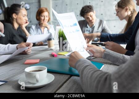 Concept d'équipe de planification de la gestion d'entreprise, personnes assises autour d'une table de bureau et travaillant avec des rapports de données financières Banque D'Images