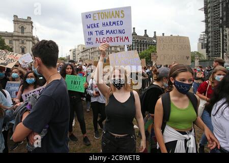 Les gens prennent part à une manifestation pacifique sur la place du Parlement, à Londres, en réponse à la baisse des résultats DE NIVEAU A. Banque D'Images