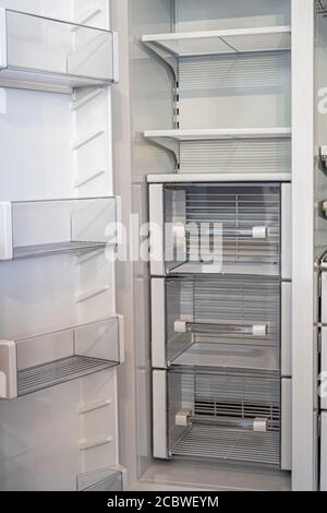 Ouvrez le réfrigérateur blanc vide. Vue latérale du réfrigérateur double porte en acier inoxydable. Cuisine moderne et appareils ménagers. Banque D'Images