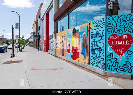 Minneapolis, MN/USA - 21 juin 2020 : les magasins du quartier chic le long de l'avenue hennepin sont montés et décorés d'œuvres d'art et de graffitis. Banque D'Images