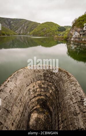 Barrage sur le lac Radoinja, partie de la réserve naturelle spéciale Uvac sur les pentes de la montagne Zlatibor dans le sud-ouest de la Serbie Banque D'Images