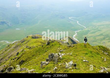 Un adolescent est tombé marcher sur Scafell au-dessus de l'Esk supérieur Vallée dans le parc national de Lake District Banque D'Images