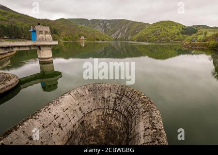 Barrage sur le lac Radoinja, partie de la réserve naturelle spéciale Uvac sur les pentes de la montagne Zlatibor dans le sud-ouest de la Serbie Banque D'Images