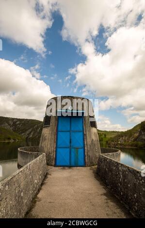 Barrage sur le lac Radoinja, partie de la réserve naturelle spéciale Uvac sur les pentes de la montagne Zlatibor dans le sud-ouest de la Serbie Banque D'Images