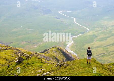 Un adolescent est tombé marcher sur Scafell au-dessus de l'Esk supérieur Vallée dans le parc national de Lake District Banque D'Images