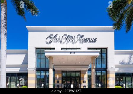 Saks Fifth Avenue store extérieur, Waterside Shops, Naples, Florida, USA. Banque D'Images