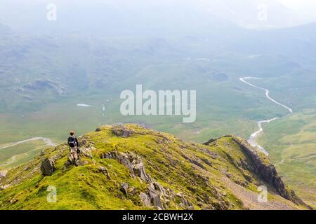 Un adolescent est tombé marcher sur Scafell au-dessus de l'Esk supérieur Vallée dans le parc national de Lake District Banque D'Images