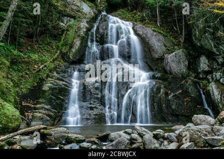 Chute d'eau Moss Glen Falls dans le Vermont. Banque D'Images