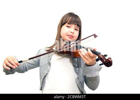 l'enfant joue le violon avec soin. Banque D'Images