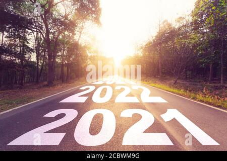 Concept des objectifs de la nouvelle année : coucher de soleil sur une route asphaltée vide et bonne année 2021. Banque D'Images