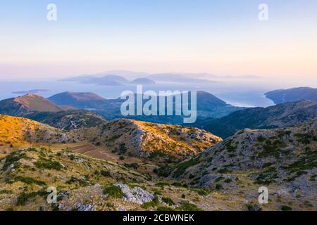 Coucher de soleil vers la côte depuis les montagnes du centre de Lefkada, Iles Ioniennes, Grèce Banque D'Images