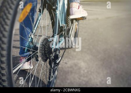 Gros plan d'un mécanisme et d'une chaîne d'engrenages de vélo sur la roue arrière du VTT. Banque D'Images