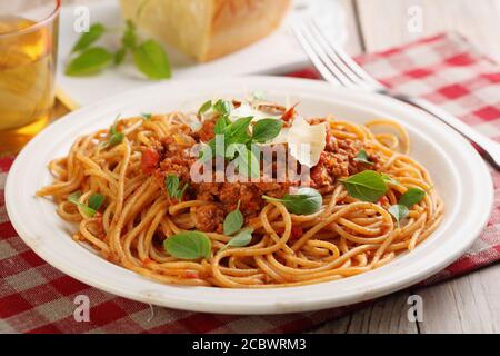 Spaghetti alla Bolognese au basilic et parmesan Banque D'Images