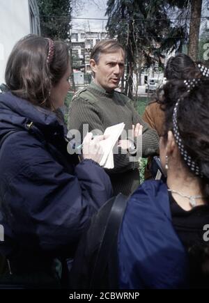 13 avril 1994 pendant le siège de Sarajevo: Le Lieutenant général Sir Michael Rose s'entretient avec les médias dans le cadre de la résidence, siège de certains éléments de la FORPRONU. Banque D'Images