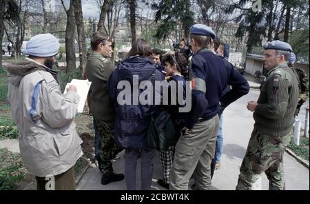 13 avril 1994 pendant le siège de Sarajevo: Le Lieutenant général Sir Michael Rose s'entretient avec les médias dans le cadre de la résidence, siège de certains éléments de la FORPRONU. Banque D'Images