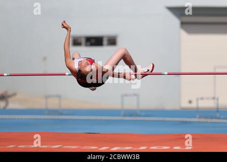 ISTANBUL, TURQUIE - 07 AOÛT 2020 : saut en hauteur d'athlète indéfini lors des compétitions de seuil olympique de la Fédération sportive turque Banque D'Images