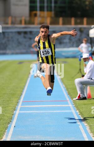 ISTANBUL, TURQUIE - 07 AOÛT 2020 : triple saut d'athlète indéfini lors des compétitions de seuil olympique de la Fédération sportive turque Banque D'Images