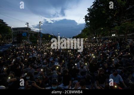 Bangkok, Bangkok, Thaïlande. 16 août 2020. Plus de 10,000 personnes se sont rassemblées dans les rues autour du monument de la démocratie de Bangkok pour appeler à un changement radical dans le gouvernement thaïlandais. La dissolution du Parlement et la rédaction d'une nouvelle constitution sont au premier rang de leurs demandes. Le rassemblement a été organisé par le groupe militant des jeunes libres et des personnes libres, et les participants étaient principalement des jeunes d'âge secondaire et collégial, bien qu'un large éventail de données démographiques aient été présentes à l'événement. Le Premier ministre thaïlandais, Prayuth Chan-o-cha, a exprimé une demande de calme et de retenue de la part des manifestants Banque D'Images