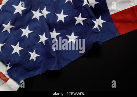 Gros plan sur le drapeau américain national des états-unis sur fond noir avec espace pour le texte. Concept du 4 juillet ou jour du souvenir. Banque D'Images