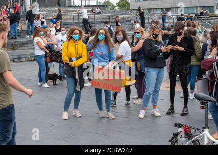 Étudiants de niveau a protestant à l'extérieur du Senedd à Cardiff Bay Cardiff South Wales Royaume-Uni Banque D'Images