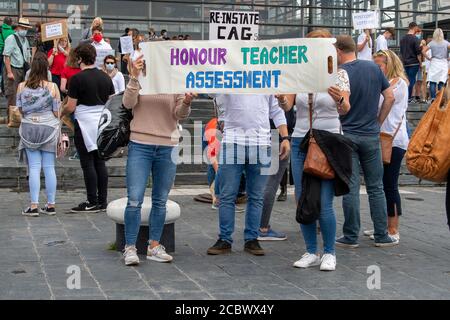 Étudiants de niveau a protestant à l'extérieur du Senedd à Cardiff Bay Cardiff South Wales Royaume-Uni Banque D'Images