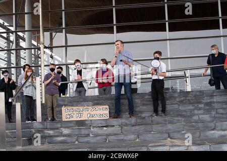 Étudiants de niveau a protestant à l'extérieur du Senedd à Cardiff Bay Cardiff South Wales Royaume-Uni Banque D'Images