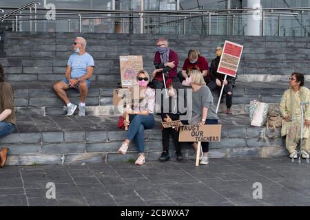 Étudiants de niveau a protestant à l'extérieur du Senedd à Cardiff Bay Cardiff South Wales Royaume-Uni Banque D'Images