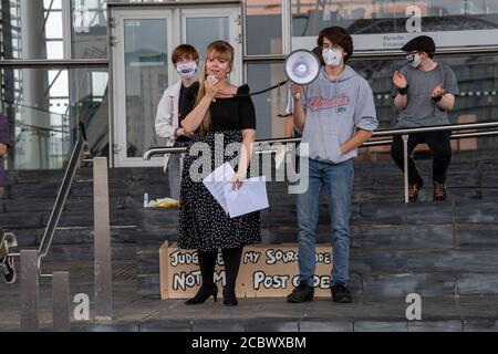 Étudiants de niveau a protestant à l'extérieur du Senedd à Cardiff Bay Cardiff South Wales Royaume-Uni Banque D'Images