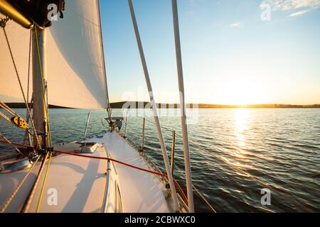 Le yacht blanc naviguant dans la mer le jour d'été Banque D'Images