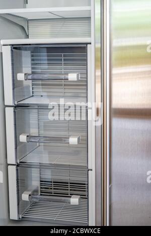 Ouvrez le réfrigérateur blanc vide. Vue latérale du réfrigérateur double porte en acier inoxydable. Cuisine moderne et appareils ménagers. Banque D'Images