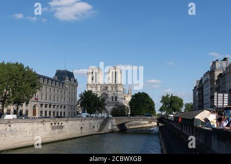 Reconstruction et sauvegarde du toit de notre-Dame après le feu. Pont en pierre traversant la Seine à Paris. C'est une arche de pierre reliant le 4ème arrondi Banque D'Images