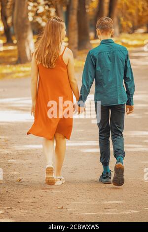 un jeune couple marche dans le parc. vue arrière Banque D'Images