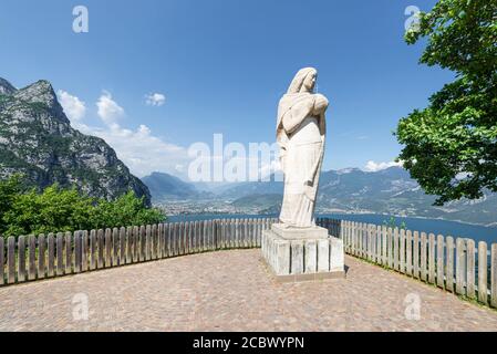 Die Madonnenstatue Regina Mundi vor dem Panorama der Steilküste und dem Nordufer des Gardasees, Trentin, Italien Banque D'Images