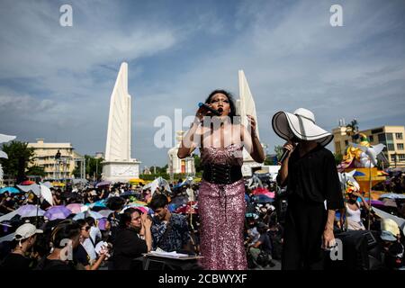 Bangkok, Thaïlande. 16 août 2020. Les manifestants anti-gouvernementaux sont vus au Monument de la démocratie, où plus de 10,000 personnes se sont rassemblées à Bangkok, en Thaïlande. C'est la dernière, et de loin la plus importante, d'une série de manifestations qui ont commencé fin juillet. Ils ont été lancés par des organisations étudiantes qui ont appelé à la dissolution du gouvernement thaïlandais soutenu par l'armée et dirigé par le Premier ministre Prayut Chan-O-Cha. Les arrestations répétées d'organisateurs et de personnalités publiques par la police en civil n'ont servi qu'à enflammer un mouvement plus large. Credit: Andre Malerba/ZUMA Wire/Alay Live News Banque D'Images