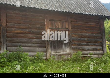 Ancienne maison en bois dans le village le jour d'été Banque D'Images