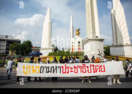 Bangkok, Thaïlande. 16 août 2020. Les manifestants anti-gouvernementaux sont vus au Monument de la démocratie, où plus de 10,000 personnes se sont rassemblées à Bangkok, en Thaïlande. C'est la dernière, et de loin la plus importante, d'une série de manifestations qui ont commencé fin juillet. Ils ont été lancés par des organisations étudiantes qui ont appelé à la dissolution du gouvernement thaïlandais soutenu par l'armée et dirigé par le Premier ministre Prayut Chan-O-Cha. Les arrestations répétées d'organisateurs et de personnalités publiques par la police en civil n'ont servi qu'à enflammer un mouvement plus large. Credit: Andre Malerba/ZUMA Wire/Alay Live News Banque D'Images