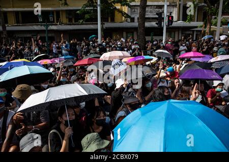 Bangkok, Thaïlande. 16 août 2020. Les manifestants anti-gouvernementaux sont vus au Monument de la démocratie, où plus de 10,000 personnes se sont rassemblées à Bangkok, en Thaïlande. C'est la dernière, et de loin la plus importante, d'une série de manifestations qui ont commencé fin juillet. Ils ont été lancés par des organisations étudiantes qui ont appelé à la dissolution du gouvernement thaïlandais soutenu par l'armée et dirigé par le Premier ministre Prayut Chan-O-Cha. Les arrestations répétées d'organisateurs et de personnalités publiques par la police en civil n'ont servi qu'à enflammer un mouvement plus large. Credit: Andre Malerba/ZUMA Wire/Alay Live News Banque D'Images