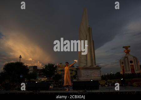 Bangkok, Thaïlande. 16 août 2020. Kornkanok Kamta, du groupe femmes pour la liberté et la démocratie, parle au Monument de la démocratie, où plus de 10,000 personnes se sont rassemblées à Bangkok, en Thaïlande. C'est la dernière, et de loin la plus importante, d'une série de manifestations qui ont commencé fin juillet. Ils ont été lancés par des organisations étudiantes qui ont appelé à la dissolution du gouvernement thaïlandais soutenu par l'armée et dirigé par le Premier ministre Prayut Chan-O-Cha. Les arrestations répétées d'organisateurs et de personnalités publiques par la police en civil n'ont servi qu'à enflammer un mouvement plus large. (Image de crédit : © André Maler Banque D'Images