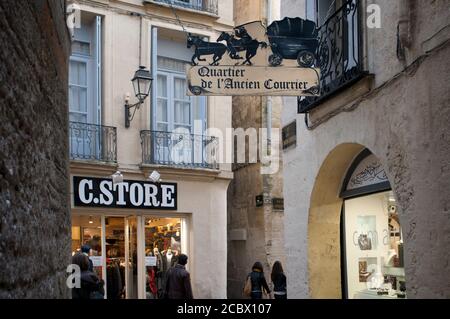 Boutiques dans la vieille ville de Montpellier, France. Magnifiques bâtiments bien restaurés, ruelles pavées tranquilles, histoire de poids, vieux palais, charmant petit marais Banque D'Images