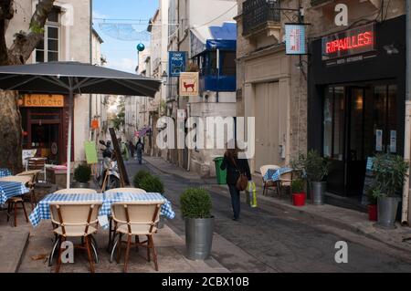 Bars et restaurants dans la vieille ville de Montpellier France. Rue des Ecoles Laires et place de la Chapelle Neuve. La bonne cuisine règne dans la ville, Banque D'Images