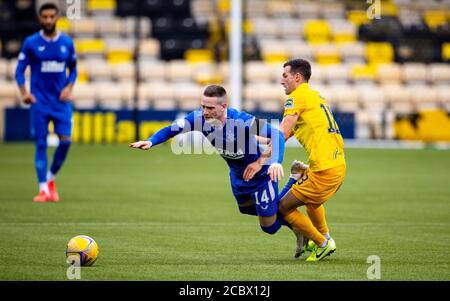 Les Rangers Ryan Kent est fouillé par Jason Holt de Livingston (à droite) lors du match de Premiership écossais au Tony Macaroni Arena, à Livingston. Banque D'Images